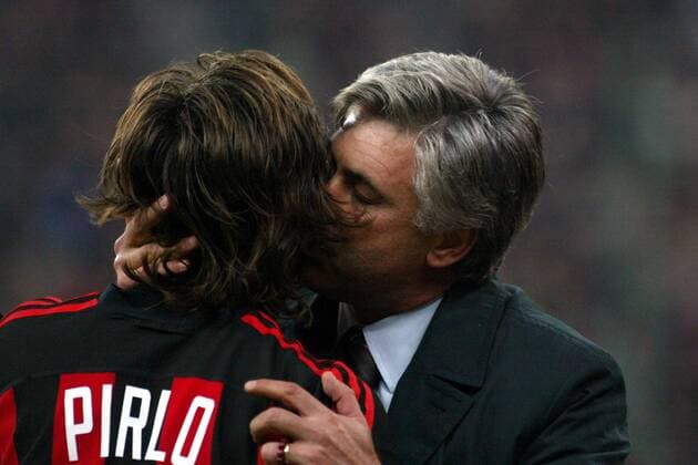 Trainer Carlo Ancelotti (re.) bedankt sich beim Torschützen Andrea Pirlo (beide Milan) mit einem Kuß auf die Wange Fußball Herren Serie A 2003 2004, 1. Italienische Liga, AC Mailand Gruppe Mailand Harmonie Freude,