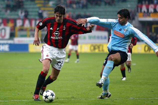 Kaka (Milan, li.) gegen Dejan Stankovic (Lazio) Fußball Herren Serie A 2003 2004, 1. Italienische Liga, AC Mailand - Lazio Rom 1:0 Gruppe Mailand Dynamik,