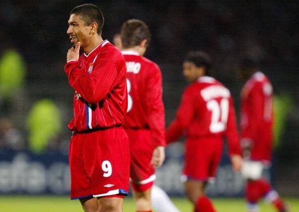 Giovane Elber (Lyon) nachdenklich Fußball EC 1 Herren Champions League 2003 2004, Olympique Lyonnais, OL, Ligue Une, 1. Französische Liga, Einzelbild Lyon Nachdenklichkeit, Skepsis