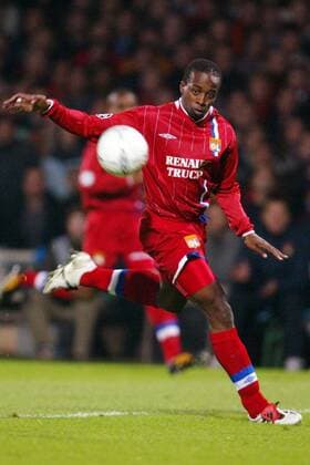Sidney Govou (Lyon) fixiert den Ball Fußball EC 1 Herren Champions League 2003 2004, Olympique Lyonnais, OL, Einzelbild Lyon Dynamik,