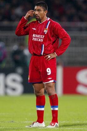 Giovane Elber (Lyon) nachdenklich Fußball EC 1 Herren Champions League 2003 2004, Olympique Lyonnais, OL, Ligue Une, 1. Französische Liga, Einzelbild Lyon Nachdenklichkeit,