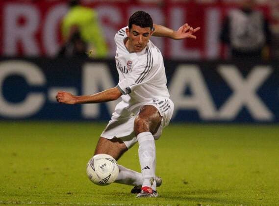 Roy Makaay (Bayern) am Ball Fußball EC 1 Herren Champions League 2003 2004, Lyon - FC Bayern München 1:1, Einzelbild Lyon Dynamik,