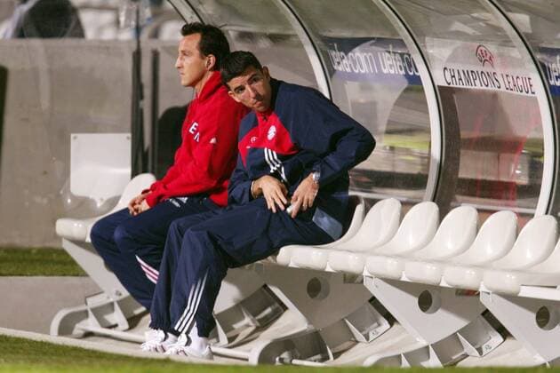 Roy Makaay (re.) und Jens Jeremies (beide Bayern) auf der noch leeren Ersatzbank Fußball EC 1 Herren Champions League 2003 2004, Lyon - FC Bayern München 1:1, Gruppe Lyon