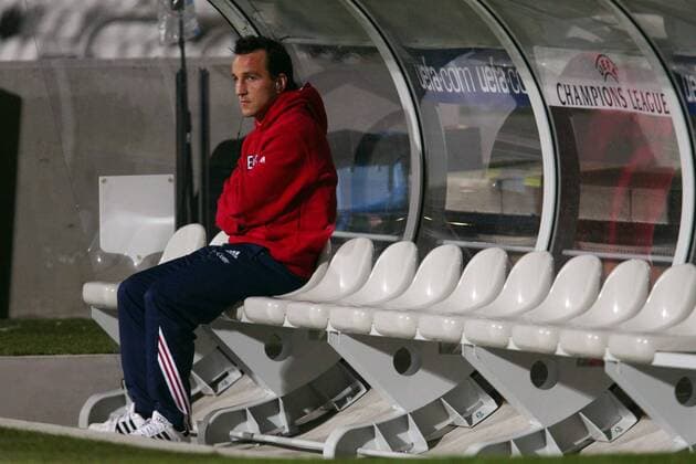 Reservistendasein - Jens Jeremies (Bayern) sitzt angesäuert auf der noch leeren Ersatzbank, denn hier wird er auch die folgenden 90 Minuten verbringen müssen Fußball EC 1 Herren Champions League 2003 2004, Lyon - FC Bayern München 1:1, Einzelbild Lyon Enttäuschung, Wut
