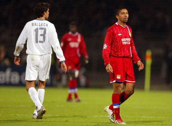 Giovane Elber (re., Lyon) und Ballack (Bayern) gehen getrennte Wege Fußball EC 1 Herren Champions League 2003 2004, Olympique Lyonnais - FC Bayern München 1:1, OL, Gruppe Lyon