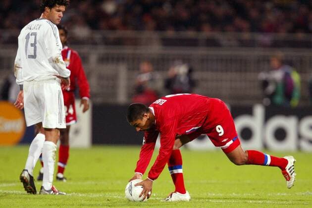 Giovane Elber (re., Lyon) legt sich den Ball zurecht und wird dabei von Michael Ballack (Bayern) misstrauisch beäugt Fußball EC 1 Herren Champions League 2003 2004, Olympique Lyonnais - FC Bayern München 1:1, OL, Gruppe Lyon