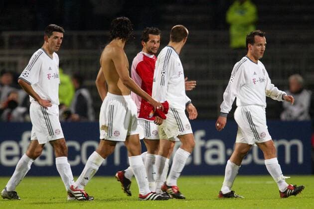 Enttäuschter Abgang der Bayern - v. li. Roy Makaay, Santa Cruz, Hasan Salihamidzic, Deisler und Jeremies Fußball EC 1 Herren Champions League 2003 2004, Olympique Lyonnais - FC Bayern München 1:1, OL, Gruppe Lyon Enttäuschung,
