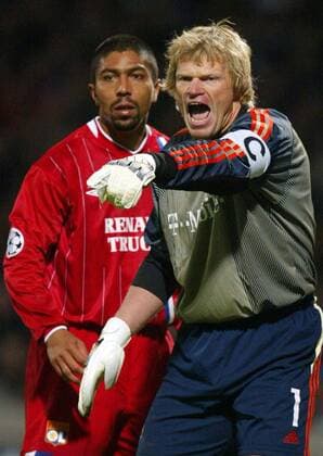 Torwart Oliver Kahn (Bayern) gibt lautstark Anweisungen, dahinter Giovane Elber (Lyon) Fußball EC 1 Herren Champions League 2003 2004, Olympique Lyonnais - FC Bayern München 1:1, OL, Gruppe Lyon