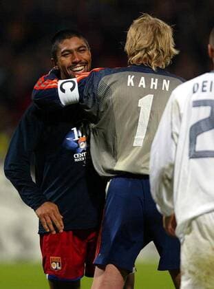 Giovane Elber (Lyon) wird nach Spielende von seinem ehemaligen Vereinskollegen Torwart Oliver Kahn (Bayern) freundschaftlich umarmt Fußball EC 1 Herren Champions League 2003 2004, Olympique Lyonnais - FC Bayern München 1:1, OL, Vdig Gruppe Lyon Harmonie Kameradschaft,