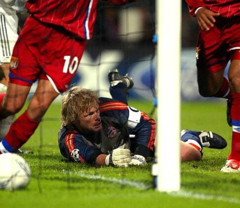Torwart Oliver Kahn (Bayern) liegt bezwungen am Boden Fußball EC 1 Herren Champions League 2003 2004, Olympique Lyonnais - FC Bayern München 1:1, OL, Vdig Gruppe Lyon