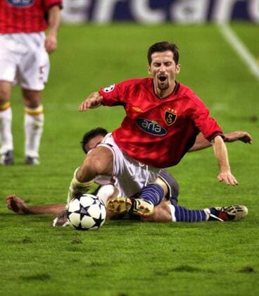 Ergün Penbe (Galatasaray) wir von seinem griechischen Gegenspieler zu Fall gebracht Fußball EC 1 Herren Champions League 2003 2004, Galatasaray Istanbul - Olympiakos Piräus 1:0, Vdig Gruppe Istanbul Dynamik, Kampf
