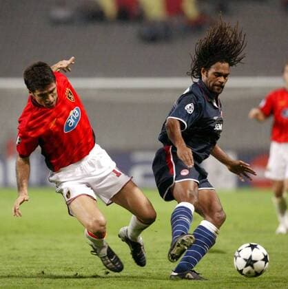 Christian Karembeu (re., Piräus) gegen Hakan Sükür (Galatasaray) Fußball EC 1 Herren Champions League 2003 2004, Galatasaray Istanbul - Olympiakos Piräus 1:0, Vdig Gruppe Istanbul Dynamik,