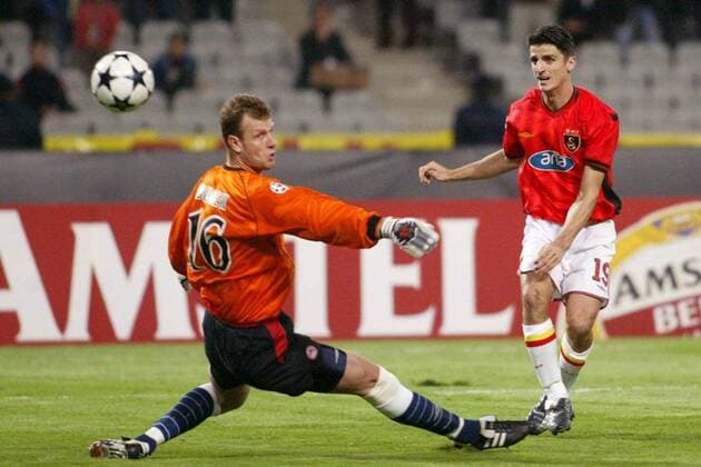 Cihan Haspolatli (Galatasaray) überwindet Torwart Juraj Bucek (Piräus) und erzielt das entscheidende Tor zum 1:0 Fußball EC 1 Herren Champions League 2003 2004, Galatasaray Istanbul - Olympiakos Piräus 1:0, Vdig Gruppe Istanbul
