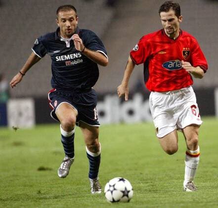 Ergün Penbe (re., Galatasaray) gegen Dimitrios Mavrogenidis (Piräus) Fußball EC 1 Herren Champions League 2003 2004, Galatasaray Istanbul - Olympiakos Piräus 1:0, Vdig Gruppe Istanbul Dynamik,
