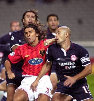 Bülent Korkmaz (li., Galatasaray) gegen Predrag Djordjevic (Piräus) Fußball EC 1 Herren Champions League 2003 2004, Galatasaray Istanbul - Olympiakos Piräus 1:0, Vdig Gruppe Istanbul