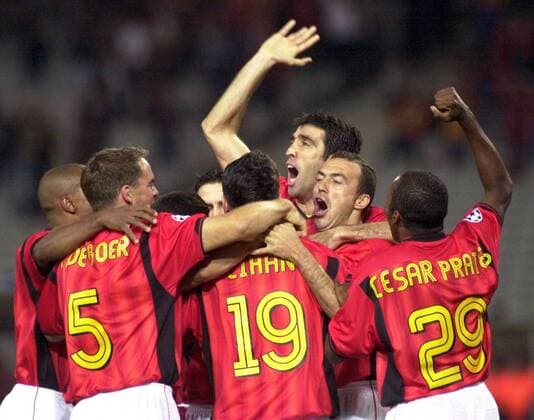 Torjubel Galatasaray, Hakan Sükür (hinten) umarmt Arif Erdem, vorn de Boer, Cihan und Cesar Prates Fußball EC 1 Herren Champions League 2003 2004, Galatasaray Istanbul, Vdig Gruppe Istanbul Freude, Begeisterung,