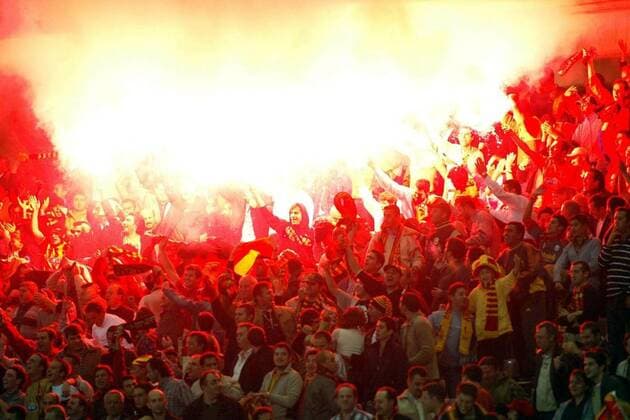 Galatasaray Fans haben ein bengalisches Feuer entzündet Fußball EC 1 Herren Champions League 2003 2004, Galatasaray Istanbul, Süper Lig, 1. Türkische Liga, Vdig Totale Istanbul