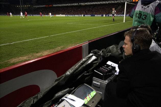 Sat.1-Fußballexperte Oliver Bierhoff kommentiert live vom Spielfeldrand Fußball EC 1 Herren Champions League 2003 2004, Lyon - FC Bayern München 1:1, Einzelbild Lyon