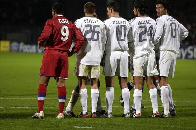 Giovane Elber (li., Lyon) hat sich als schwarzes Schaf in die Bayern Mauer gemogelt, v.re.: Ballack, Santa Cruz, Makaay, Deisler Fußball EC 1 Herren Champions League 2003 2004, Olympique Lyonnais - FC Bayern München 1:1, OL, Gruppe Lyon