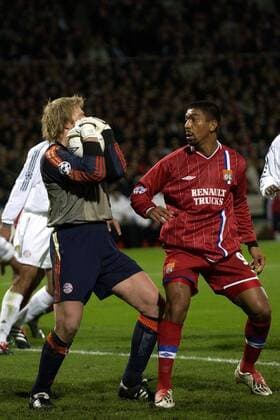 Giovane Elber (re., Lyon) steht Torwart Oliver Kahn (Bayern) beim Abwurf im Weg Fußball EC 1 Herren Champions League 2003 2004, Olympique Lyonnais - FC Bayern München 1:1, OL, Gruppe Lyon