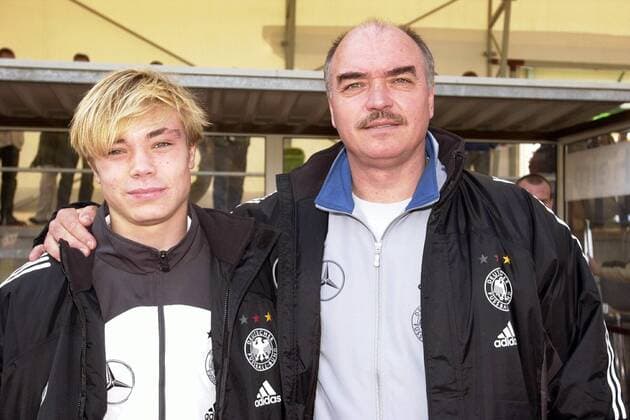 U16-Nationaltrainer Jörg Daniel (re.) mit Marco Rummenigge (beide Deutschland U16) Fußball Länderspiel Herren Freundschaftsspiel 2003, U16-Nationalmannschaft, Nationalteam, U 16-Junioren, Vdig Gruppe Länderspiel, Test, Testspiel Braunsbedra