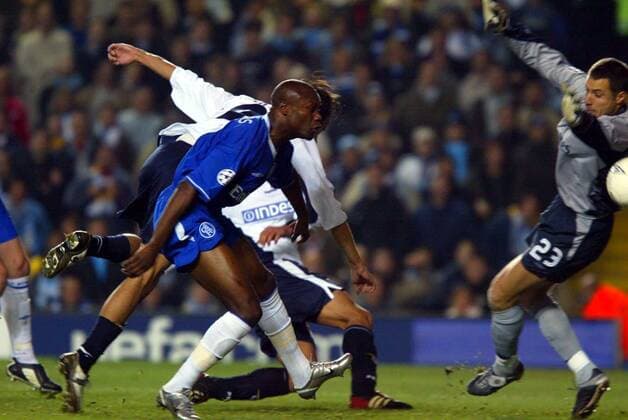 William Gallas (li.) und Torwart Carlo Cudicini (re., beide Chelsea) können das 0:1 durch Simone Inzaghi (Lazio Rom) nicht verhindern Fußball EC 1 Herren Champions League 2003 2004, FC Chelsea - Lazio Rom 2:1 Gruppe London Dynamik,