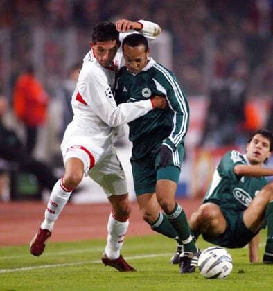 Kevin Kuranyi (Stuttgart, li.) gegen Naschif Morris (Panathinaikos Athen) Fußball EC 1 Herren Champions League 2003 2004, VfB Stuttgart - Panathinaikos Athen 2:0, Vdig Gruppe Stuttgart Dynamik,