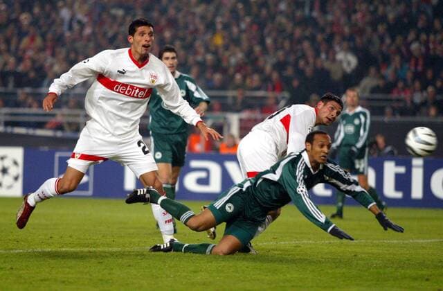 Imre Szabics (Stuttgart, re.) köpft das 1:0 für Stuttgart - Naschif Morris (Panathinaikos Athen, Mitte) und Kevin Kuranyi (Stuttgart, li.) schauen zu Fußball EC 1 Herren Champions League 2003 2004, VfB Stuttgart - Panathinaikos Athen 2:0, Vdig Gruppe Stuttgart Dynamik,