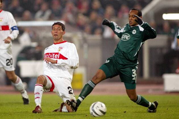 Kevin Kuranyi (Stuttgart, li.) gegen Naschif Morris (Panathinaikos Athen) Fußball EC 1 Herren Champions League 2003 2004, VfB Stuttgart - Panathinaikos Athen 2:0 Gruppe Stuttgart Dynamik,