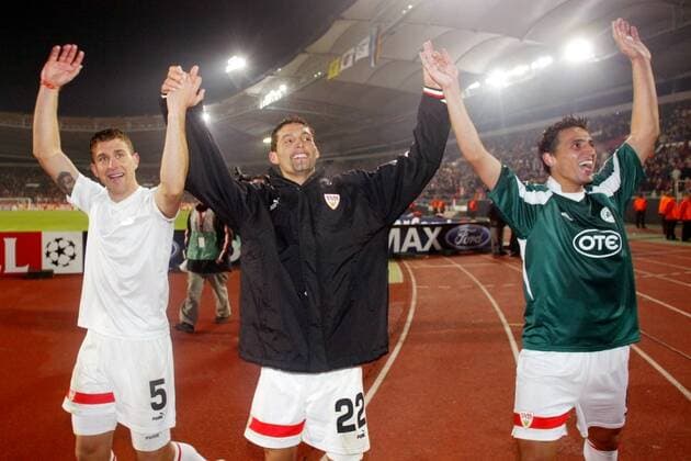 Schlußjubel Stuttgarter, v.li. Marcelo Jose Bordon, Kevin Kuranyi und Fernando Meira (alle Stuttgart) lassen sich von ihren Anhängern feiern Fußball EC 1 Herren Champions League 2003 2004, VfB Stuttgart, Vdig Gruppe Stuttgart Freude, Begeisterung,
