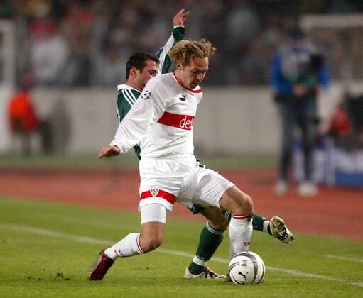 Andreas Hinkel (Stuttgart, vorn) gegen Dimitrios Papadopoulos (Panathinaikos Athen) Fußball EC 1 Herren Champions League 2003 2004, VfB Stuttgart - Panathinaikos Athen 2:0 Gruppe Stuttgart Dynamik,