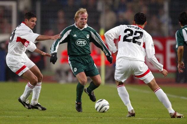 Markus Münch (Panathinaikos Athen, Mitte) gegen Imre Szabics (li. ) und Kuranyi (beide Stuttgart) Fußball EC 1 Herren Champions League 2003 2004, VfB Stuttgart - Panathinaikos Athen 2:0 Gruppe Stuttgart Dynamik,