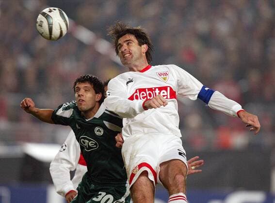 Zvonimir Soldo (Stuttgart, re.) gegen Panagiotis Fissas (Panathinaikos Athen) Fußball EC 1 Herren Champions League 2003 2004, VfB Stuttgart - Panathinaikos Athen 2:0 Gruppe Stuttgart Dynamik,