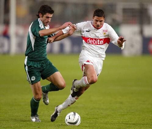 Imre Szabics (Stuttgart, re.) gegen Giourkas Seitaridis (Panathinaikos Athen) Fußball EC 1 Herren Champions League 2003 2004, VfB Stuttgart - Panathinaikos Athen 2:0 Gruppe Stuttgart Dynamik,