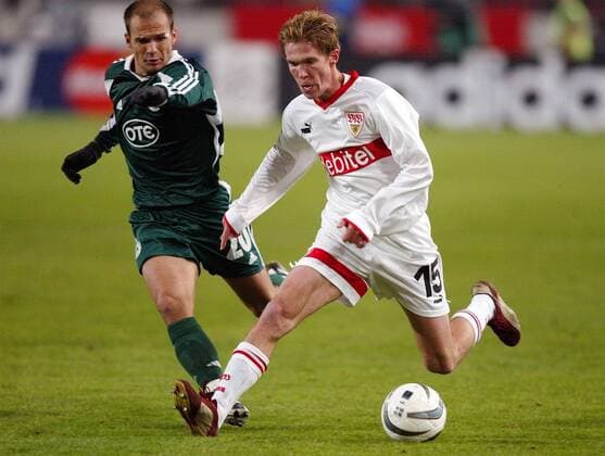 Aliaksandr Hleb (Stuttgart, re.) gegen Angelos Basinas (Panathinaikos Athen) Fußball EC 1 Herren Champions League 2003 2004, VfB Stuttgart - Panathinaikos Athen 2:0 Gruppe Stuttgart Dynamik,