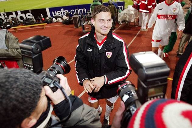 Imre Szabics (Stuttgart) stellt sich den Fotografen Fußball EC 1 Herren Champions League 2003 2004, VfB Stuttgart Einzelbild Stuttgart Freude,