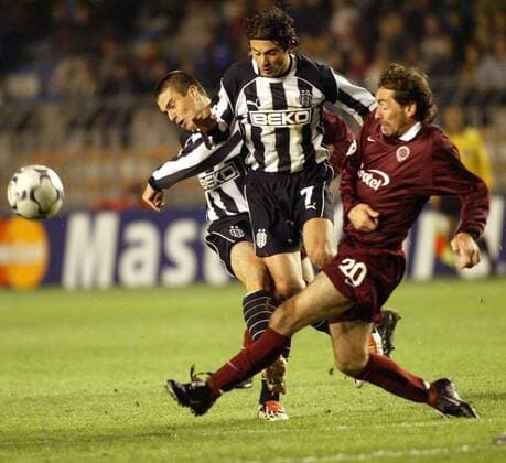 Jiri Nemec (Prag, re.) gegen Ahmet Dursun (Mitte) und Daniel Pancu (beide Besiktas Istanbul) Fußball EC 1 Herren Champions League 2003 2004, AC Sparta Prag - Besiktas Istanbul 2:1 Gruppe Prag Dynamik, Kampf,