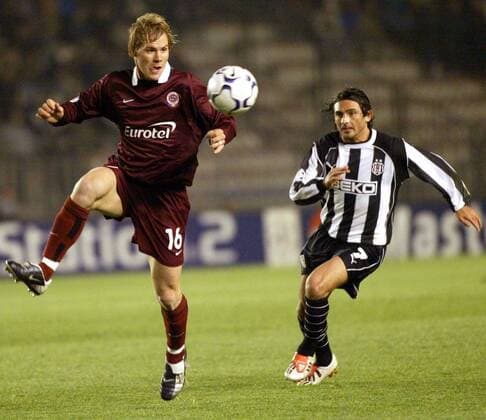 Tomas Hübschman (Prag, li.) am Ball verfolgt von Ahmet Dursun (Besiktas Istanbul) Fußball EC 1 Herren Champions League 2003 2004, AC Sparta Prag - Besiktas Istanbul 2:1 Gruppe Prag Dynamik,