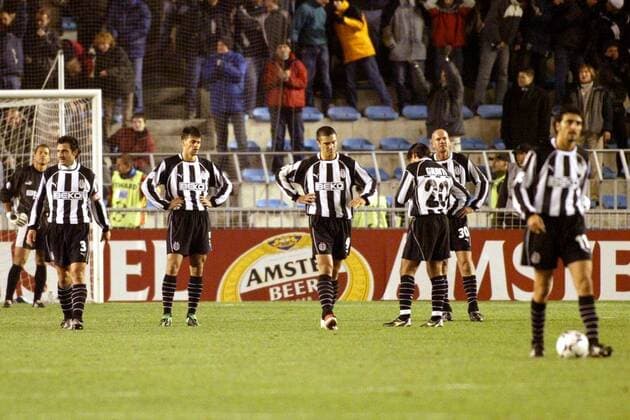 Enttäuschte Besiktas-Spieler nach dem zweiten Gegentreffer, v.li.: Havutcu, Guiaro, Pancu, Giunti und Zago Fußball EC 1 Herren Champions League 2003 2004, Prag - Besiktas Istanbul 2:1 Gruppe Prag Enttäuschung,