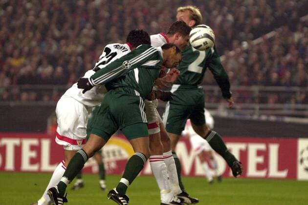 Imre Szabics (Stuttgart) trifft per Kopf zum 1:0, Kuranyi (li.) Morris (vorn) und Münch (beide Panathinaikos Athen) zu spät Fußball EC 1 Herren Champions League 2003 2004, VfB Stuttgart - Panathinaikos Athen 2:0 Gruppe Stuttgart Dynamik,