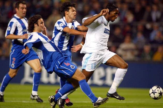 Didier Drogba (Marseille, re.) gegen Ricardo Carvalho (2.v.li.) und Paulo Ferreira (beide Porto) Fußball EC 1 Herren Champions League 2003 2004, Olympique Marseille - FC Porto 2:3, OM Gruppe Marseille Dynamik,  
