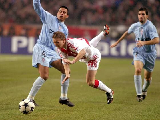 Nicolae Mitea (Ajax Amsterdam) geht zu Boden, li. Fernando Caceres (Celta Vigo) - VERÖFFENTLICHUNGSRECHTE NUR FÜR DEUTSCHE MEDIEN Fußball EC 1 Herren Champions League 2003 2004, Ajax Amsterdam - RC Celta de Vigo 1:0 Gruppe Amsterdam Dynamik,