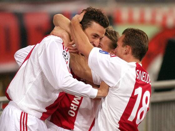 Torjubel Ajax Amsterdam, v. li.: Zlatan Ibrahimovic, Wesley Sonck, Wesley Sneijder - VERÖFFENTLICHUNGSRECHTE NUR FÜR DEUTSCHE MEDIEN Fußball EC 1 Herren Champions League 2003 2004, Ajax Amsterdam Gruppe Amsterdam Freude, Begeisterung,