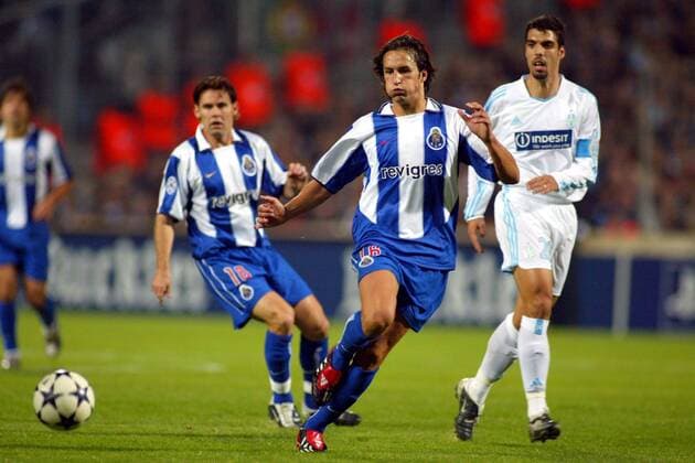 Cesar Peixoto (Porto, Mitte) am Ball Fußball EC 1 Herren Champions League 2003 2004, Olympique Marseille - FC Porto 2:3, OM Gruppe Marseille Dynamik,  