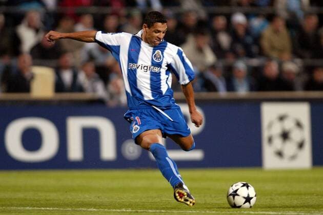 Derlei (Porto) zieht ab Fußball EC 1 Herren Champions League 2003 2004, Marseille - FC Porto 2:3, Einzelbild Marseille Dynamik,  