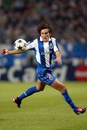 Cesar Peixoto (Porto) am Ball Fußball EC 1 Herren Champions League 2003 2004, Marseille - FC Porto 2:3, Einzelbild Marseille Dynamik,  