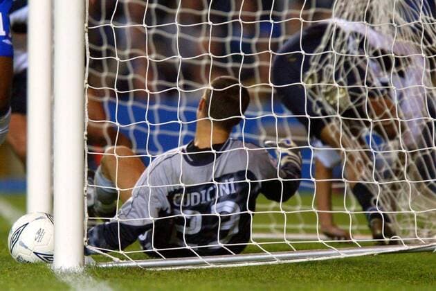 Torwart Carlo Cudicini (li., Chelsea) liegt nach dem Gegentreffer geschlagen im Netz Fußball EC 1 Herren Champions League 2003 2004, FC Chelsea Einzelbild London