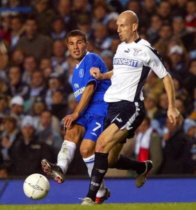 Adrian Mutu (li., Chelsea) gegen Jaap Stam (Lazio) Fußball EC 1 Herren Champions League 2003 2004, FC Chelsea - Lazio Rom 2:1 Gruppe London Dynamik,