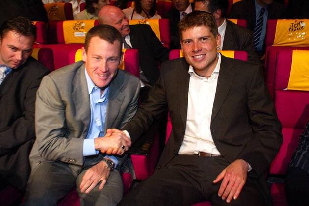 Die beiden Dauerrivalen Jan Ullrich (re., Deutschland T Mobile) und Lance Armstrong (USA US Postal Service), schütteln sich bei der Präsentation der 91. Tour de France 2004 die Hände in Erwartung eines fairen Wettkampfs Radsport Herren Tour de France Präsentation 2003, Radrennen, Vorstellung, Pressetermin, Vorschau Gruppe Paris  