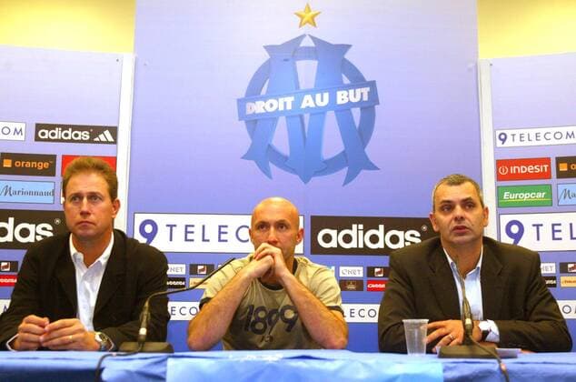 Pressekonferenz - Neuzugang Torwart Fabien Barthez (Mitte) wird von Präsident Christophe Bouchet (re.) und Trainer Alain Perrin (alle Olympique Marseille) vorgestellt Fußball Herren Ligue Une 2003 2004, 1. Französische Liga, Olympique Marseille, OM Gruppe Marseille  